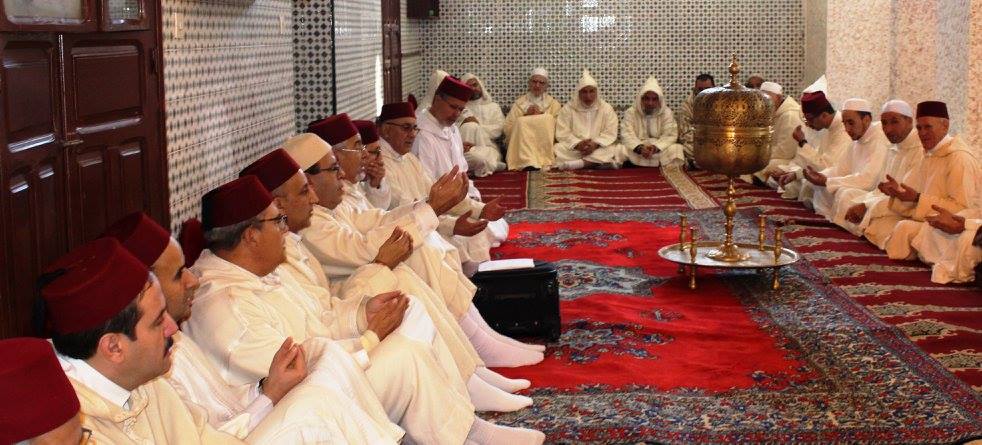 الحاجب الملكي يسلم هبة ملكية لحملة القران الكريم برحاب ضريح مولاي علي بوغالب