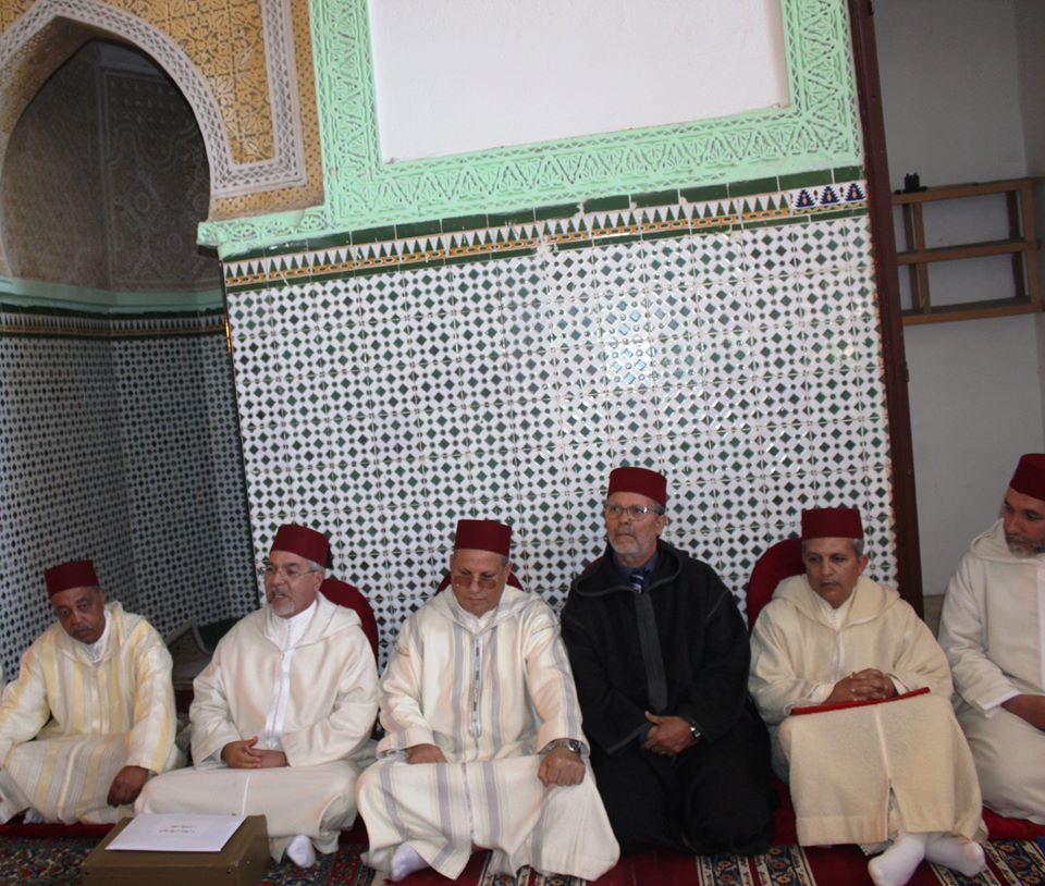 الحاجب الملكي يسلم هبة ملكية لحملة القران الكريم برحاب ضريح مولاي علي بوغالب