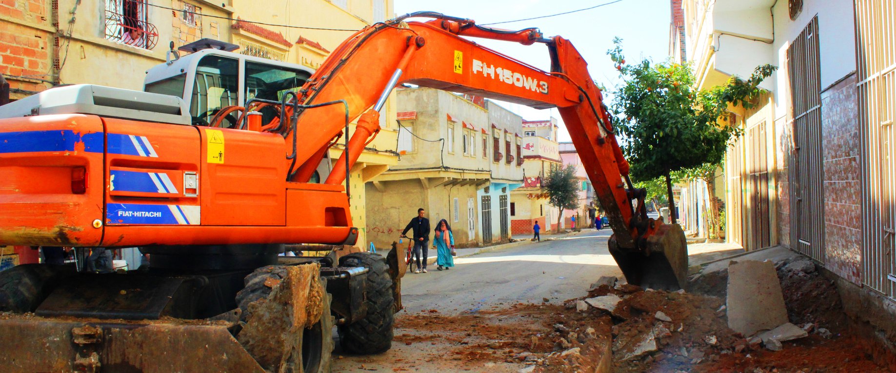 رئيس المجلس الجماعي بقوم بمعاينة اوراش الإصلاح بحي السلام