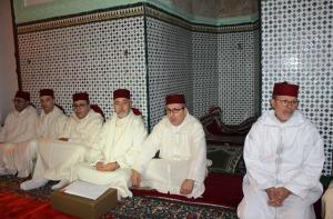الحاجب الملكي يسلم هبة ملكية لحملة القران الكريم برحاب ضريح مولاي علي بوغالب